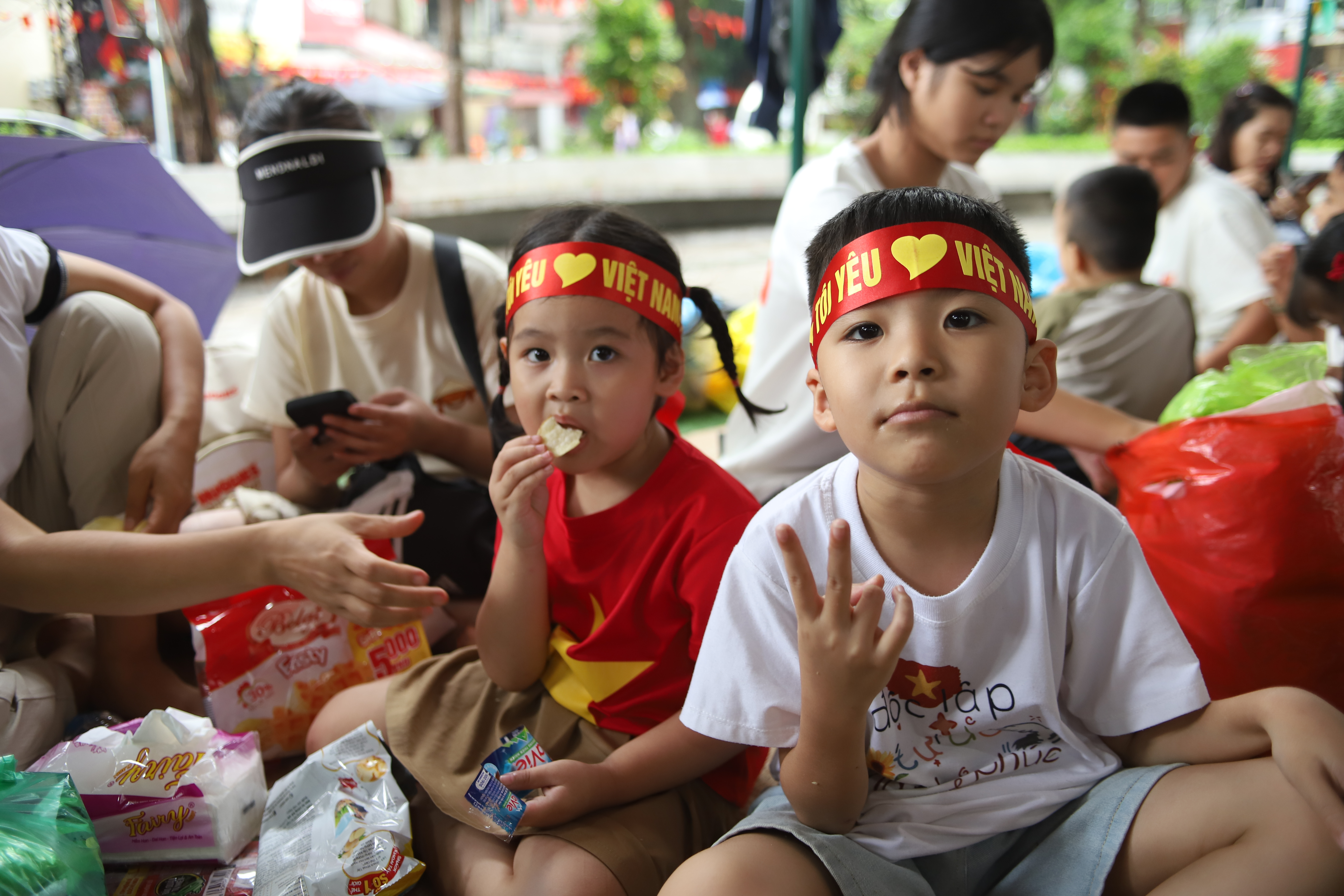 Người dân không ngại mưa gió đi xem sơ duyệt và hành động ấm lòng của các chiến sĩ- Ảnh 5. Người dân không ngại mưa gió đi xem sơ duyệt và hành động ấm lòng của các chiến sĩ- Ảnh 5.