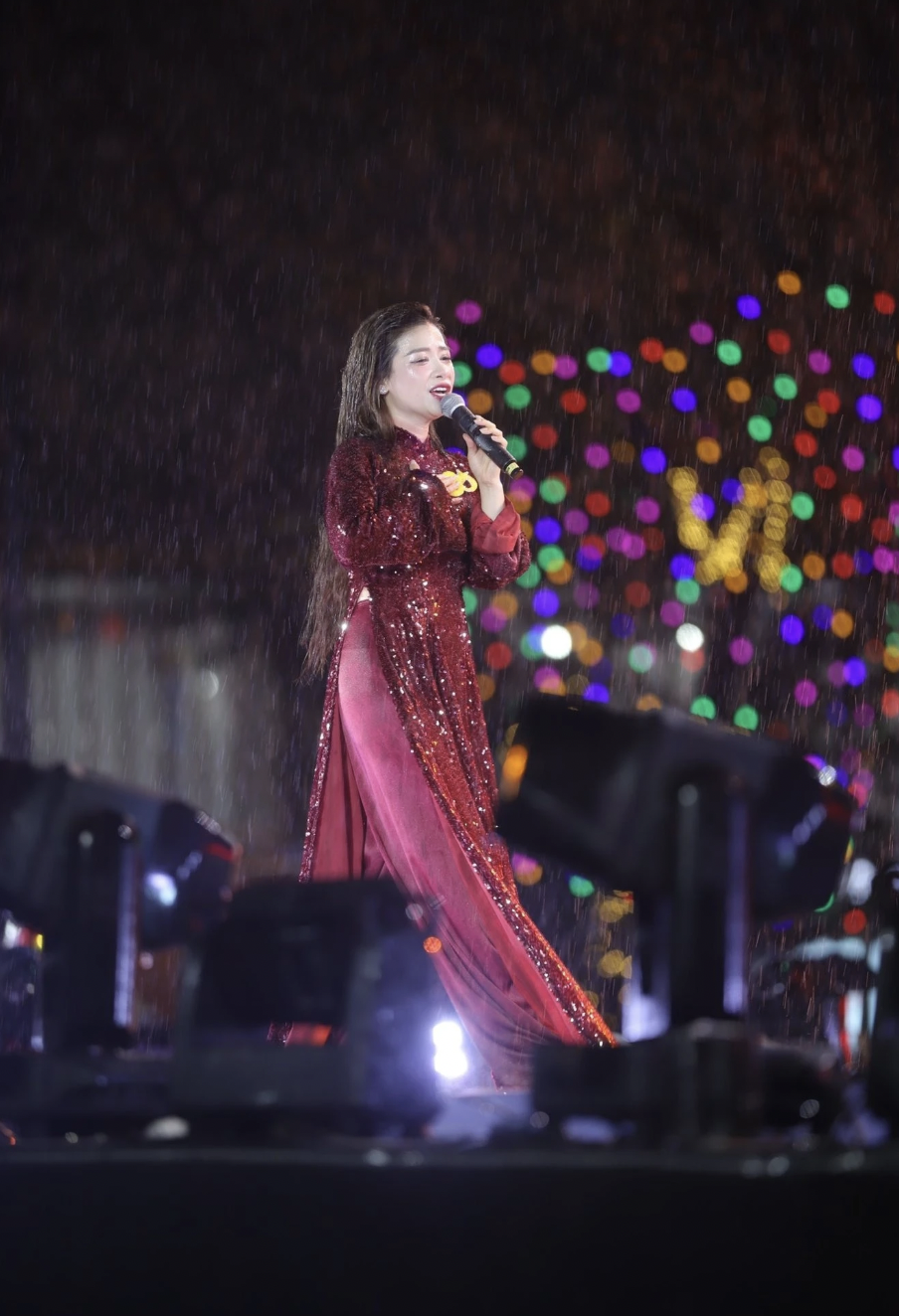 Khoảnh khắc dưới cơn mưa của Dương Hoàng Yến, Anh Tú trong concert quốc gia- Ảnh 1. Khoảnh khắc dưới cơn mưa của Dương Hoàng Yến, Anh Tú trong concert quốc gia- Ảnh 1.
