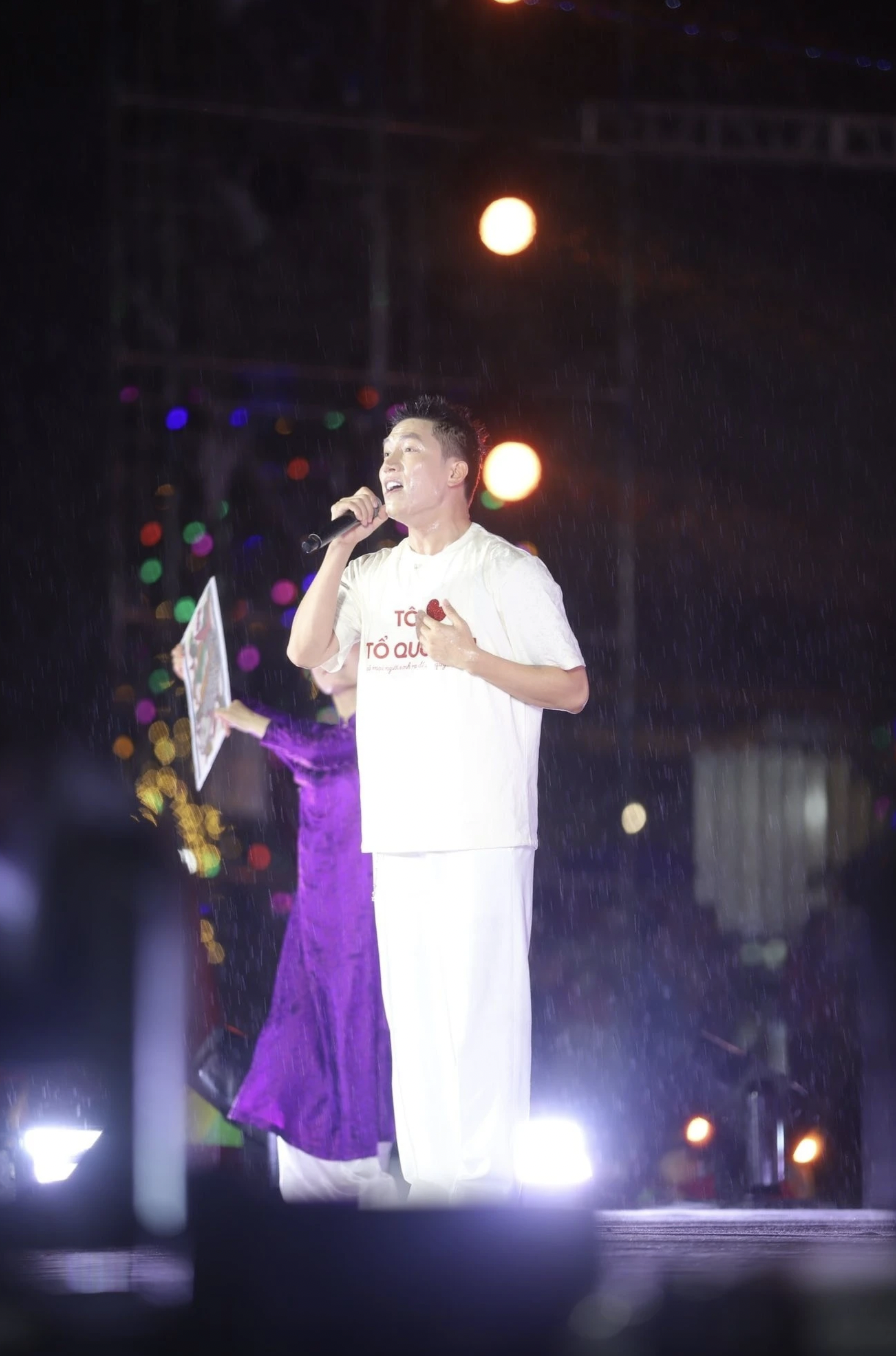 Khoảnh khắc dưới cơn mưa của Dương Hoàng Yến, Anh Tú trong concert quốc gia- Ảnh 2. Khoảnh khắc dưới cơn mưa của Dương Hoàng Yến, Anh Tú trong concert quốc gia- Ảnh 2.