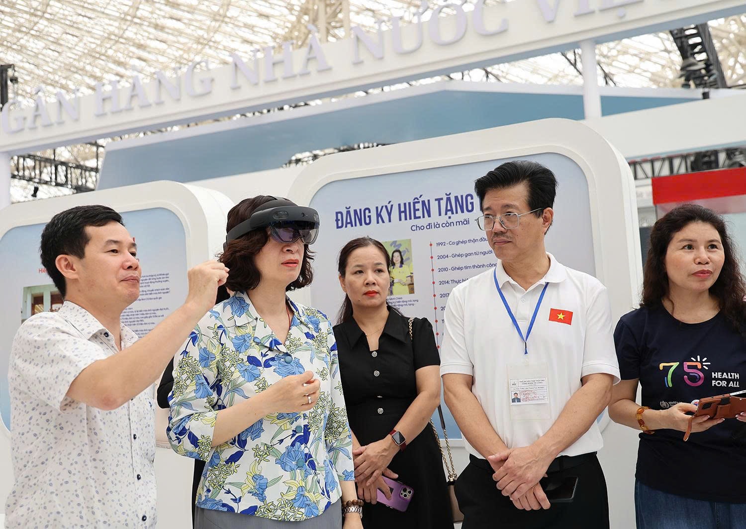 Nhiều điểm nhấn đặc biệt tại gian triển lãm "Y tế Việt Nam - Hành trình 80 năm vì sức khỏe Nhân dân"- Ảnh 3. Nhiều điểm nhấn đặc biệt tại gian triển lãm "Y tế Việt Nam - Hành trình 80 năm vì sức khỏe Nhân dân"- Ảnh 3.
