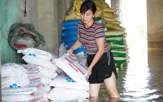 Ngậm ngùi nhìn 15 tấn phân bón chìm trong nước lũ, người dân bì bõm cứu vớt tài sản