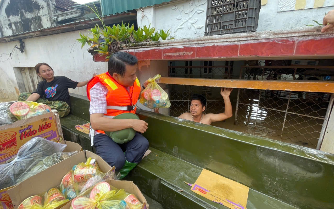 Hàng nghìn ngôi nhà bị ngập sâu, người dân trắng đêm chạy lũ