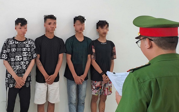 Xử lý nhóm thanh thiếu niên mang dao phóng lợn gây rối trật tự công cộng- Ảnh 2.