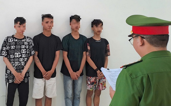 Bắt tạm giam 4 đối tượng cầm đầu nhóm thanh thiếu niên mang hung khí đi đánh người- Ảnh 1. Bắt tạm giam 4 đối tượng cầm đầu nhóm thanh thiếu niên mang hung khí đi đánh người- Ảnh 1.
