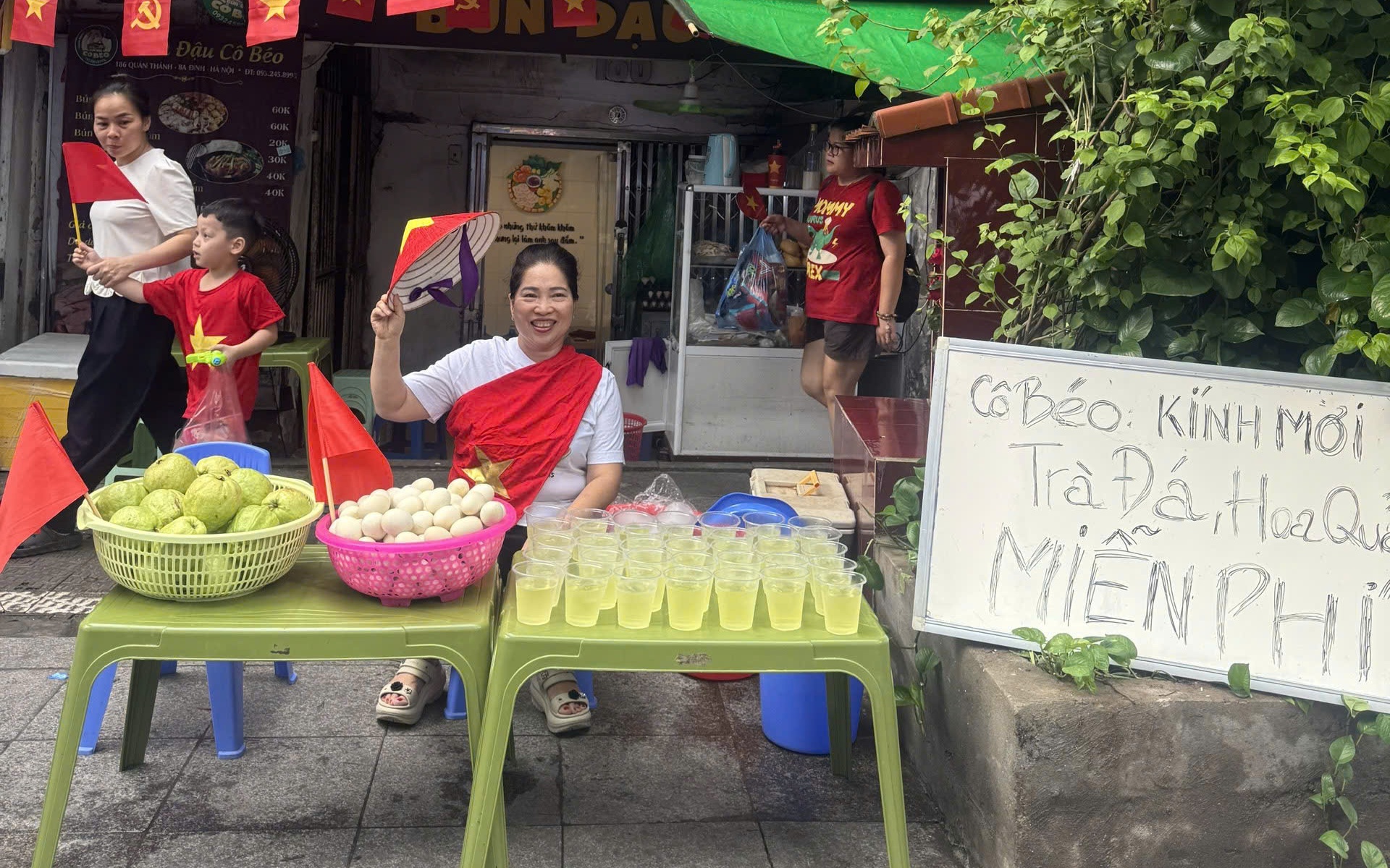 Người phụ nữ phát trứng, hoa quả, nước miễn phí cho người xem diễu binh: &quot;Tôi sẽ làm nhiều thêm gấp 3 lần nữa&quot;