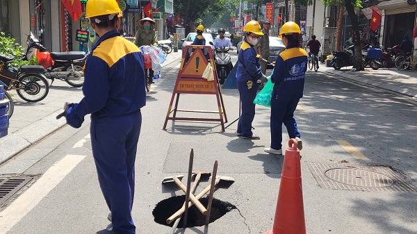 Ô tô bất ngờ ‘sụt hố’ trên phố Đội Cấn, Hà Nội- Ảnh 3.