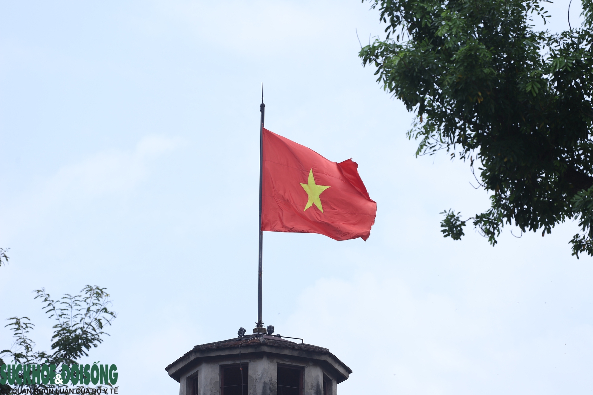 Trực thăng kéo cờ, tiêm kích bay lượn trên bầu trời Ba Đình trước ngày Quốc Khánh- Ảnh 2. Trực thăng kéo cờ, tiêm kích bay lượn trên bầu trời Ba Đình trước ngày Quốc Khánh- Ảnh 2.