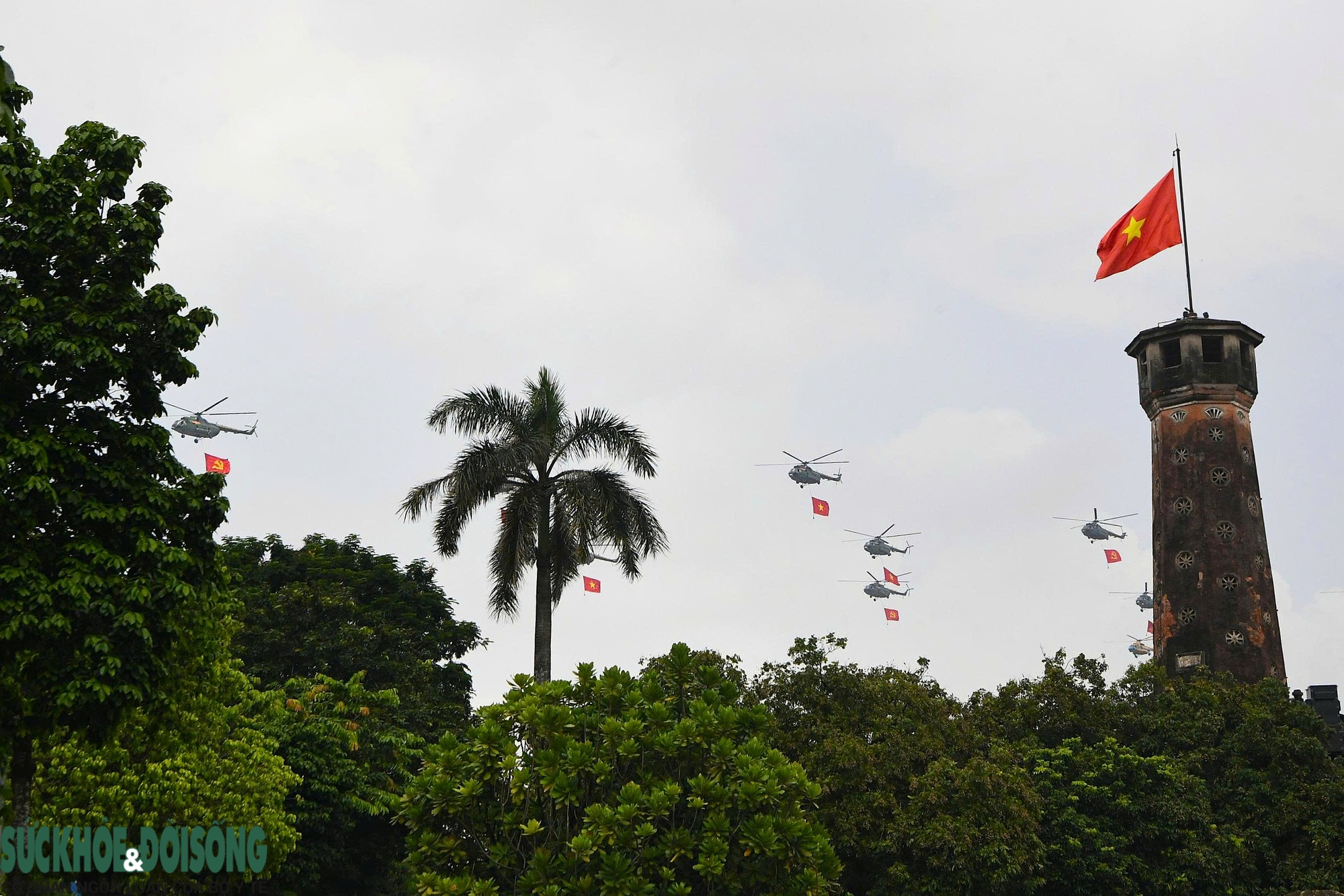 Trực thăng kéo cờ, tiêm kích bay lượn trên bầu trời Ba Đình trước ngày Quốc Khánh- Ảnh 6. Trực thăng kéo cờ, tiêm kích bay lượn trên bầu trời Ba Đình trước ngày Quốc Khánh- Ảnh 6.