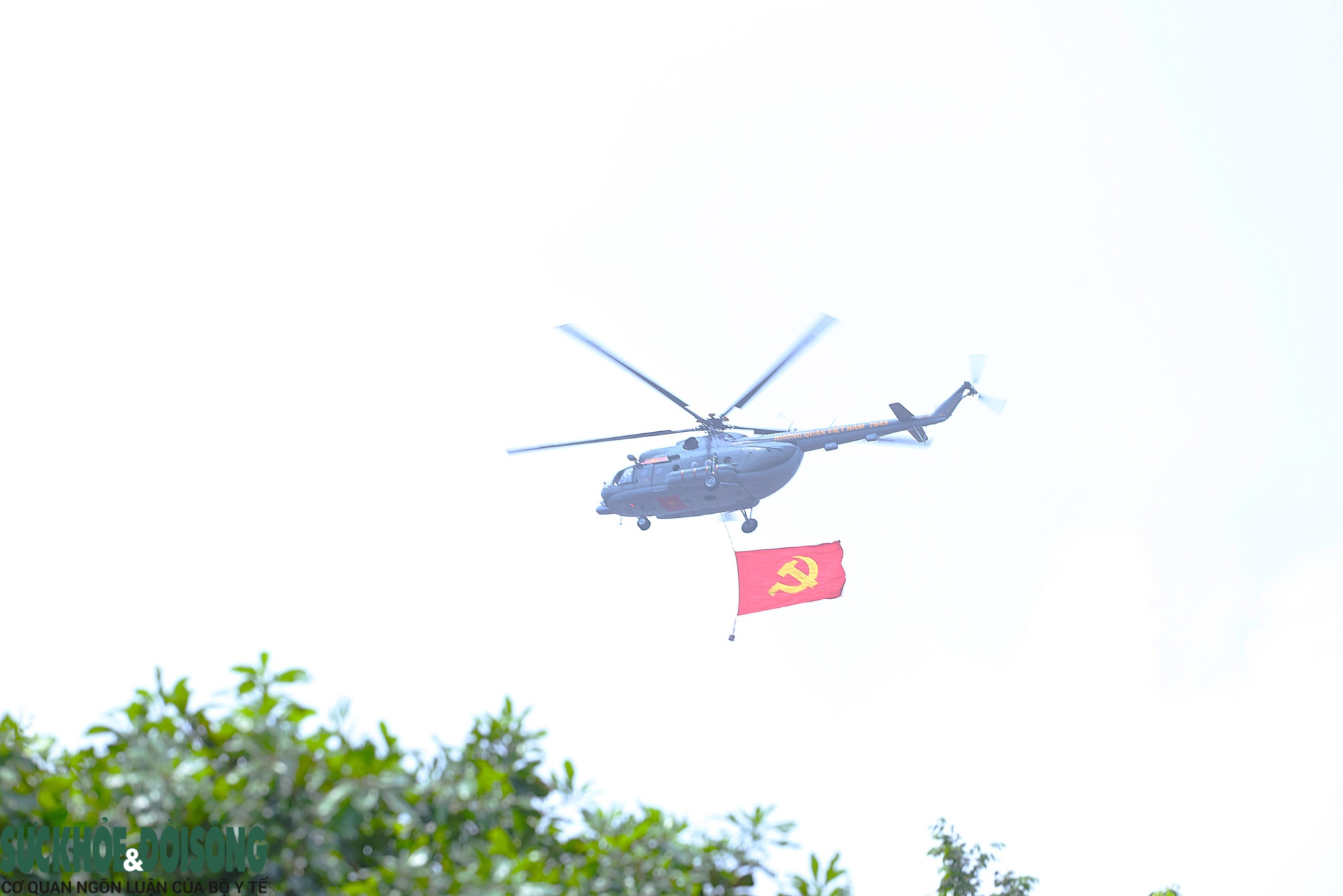 Trực thăng kéo cờ, tiêm kích bay lượn trên bầu trời Ba Đình trước ngày Quốc Khánh- Ảnh 7. Trực thăng kéo cờ, tiêm kích bay lượn trên bầu trời Ba Đình trước ngày Quốc Khánh- Ảnh 7.