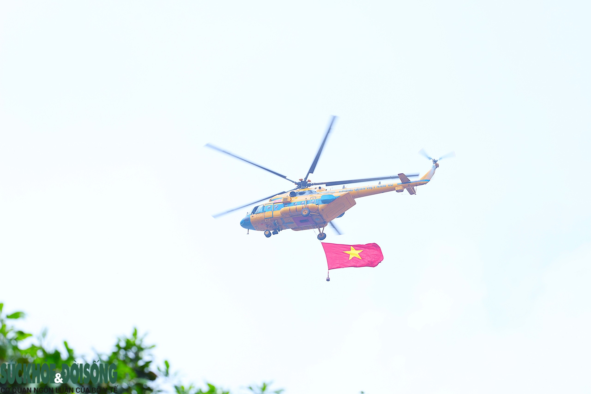 Trực thăng kéo cờ, tiêm kích bay lượn trên bầu trời Ba Đình trước ngày Quốc Khánh- Ảnh 8. Trực thăng kéo cờ, tiêm kích bay lượn trên bầu trời Ba Đình trước ngày Quốc Khánh- Ảnh 8.