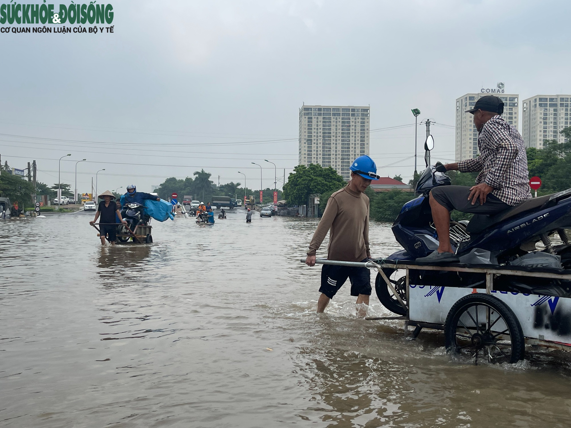Nhiều tuyến đường ở Hà Nội vẫn ngập sâu, dịch vụ 'cõng' xe máy qua đoạn ngập đắt khách- Ảnh 2. Nhiều tuyến đường ở Hà Nội vẫn ngập sâu, dịch vụ 'cõng' xe máy qua đoạn ngập đắt khách- Ảnh 2.