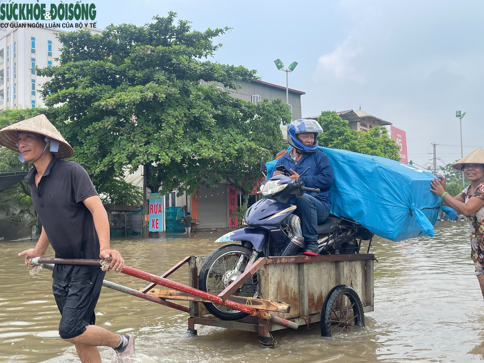 Nhiều tuyến đường ở Hà Nội vẫn ngập sâu, dịch vụ 'cõng' xe máy qua đoạn ngập đắt khách- Ảnh 4. Nhiều tuyến đường ở Hà Nội vẫn ngập sâu, dịch vụ 'cõng' xe máy qua đoạn ngập đắt khách- Ảnh 4.