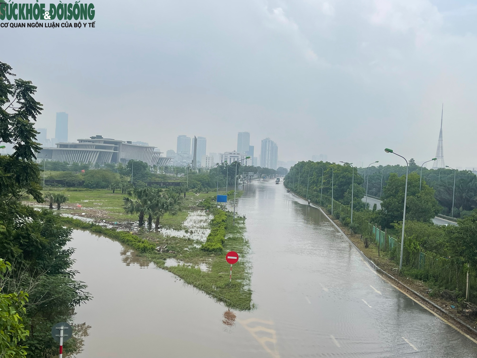 Nhiều tuyến đường ở Hà Nội vẫn ngập sâu, dịch vụ 'cõng' xe máy qua đoạn ngập đắt khách- Ảnh 7. Nhiều tuyến đường ở Hà Nội vẫn ngập sâu, dịch vụ 'cõng' xe máy qua đoạn ngập đắt khách- Ảnh 7.