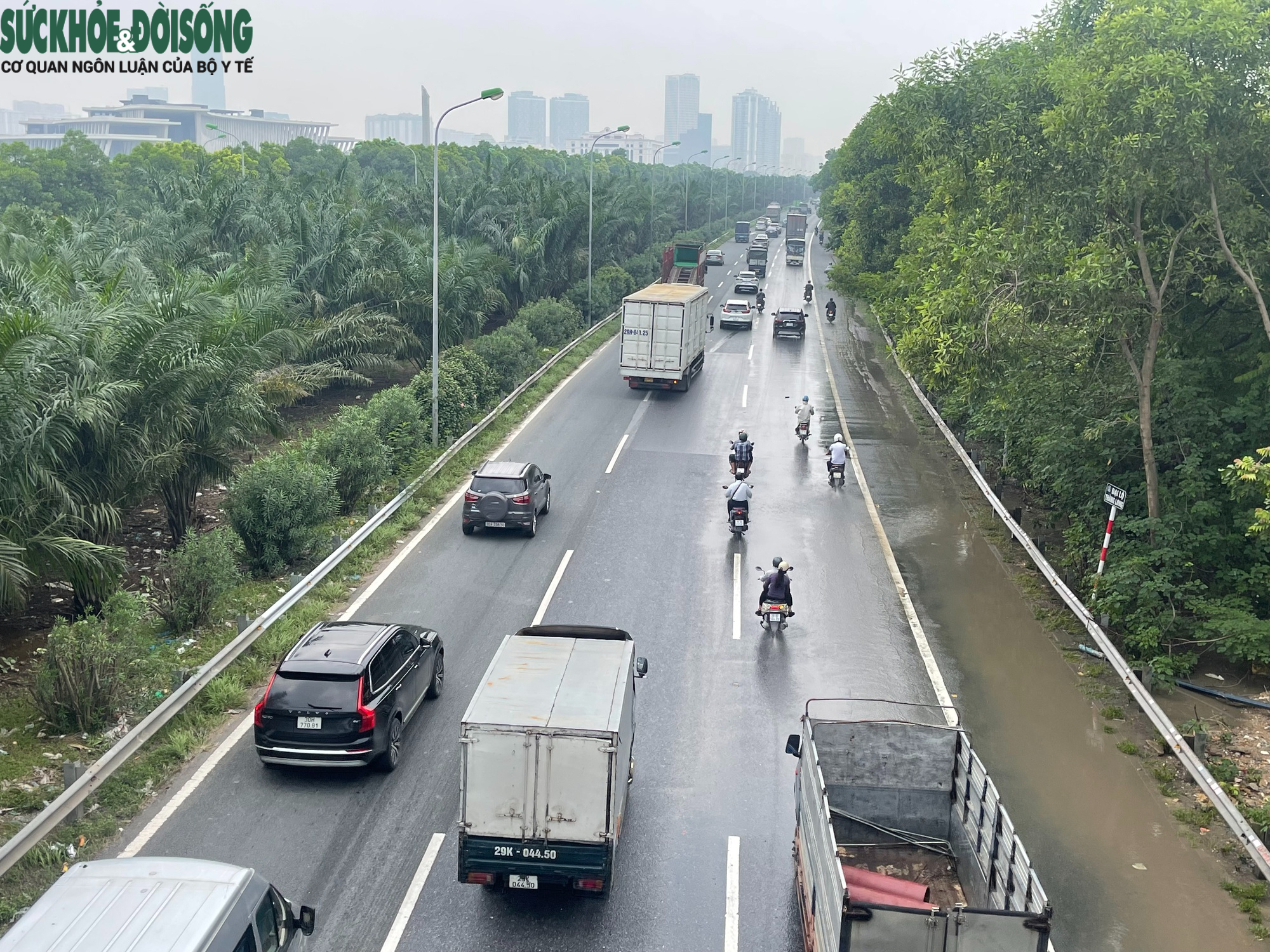 Nhiều tuyến đường ở Hà Nội vẫn ngập sâu, dịch vụ 'cõng' xe máy qua đoạn ngập đắt khách- Ảnh 8. Nhiều tuyến đường ở Hà Nội vẫn ngập sâu, dịch vụ 'cõng' xe máy qua đoạn ngập đắt khách- Ảnh 8.