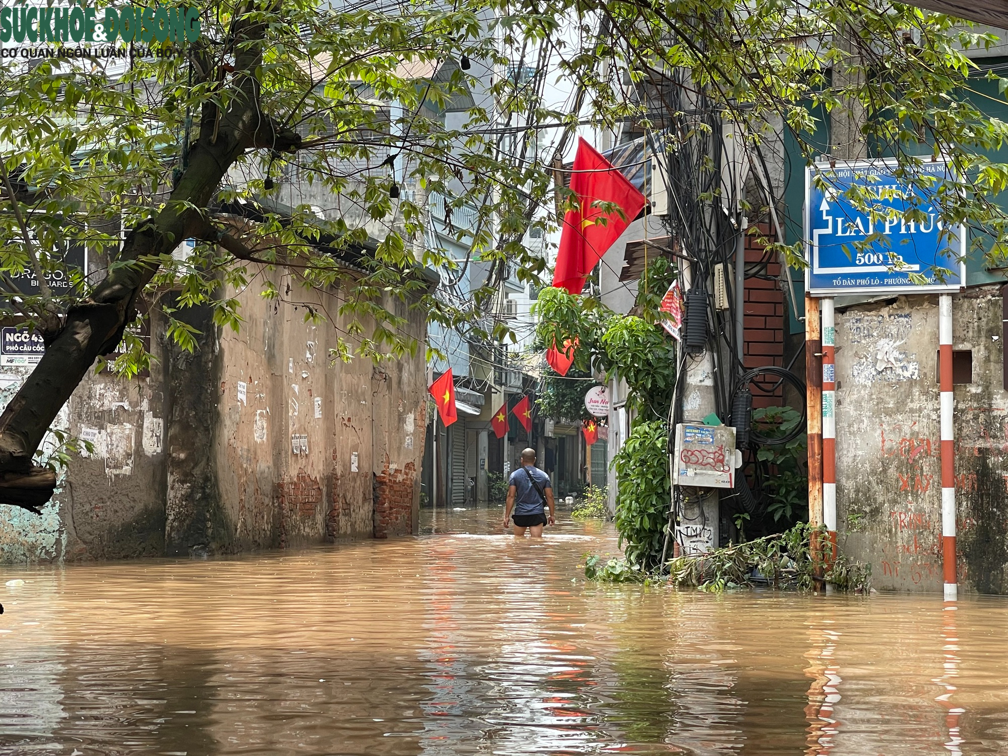 Nhiều tuyến đường ở Hà Nội vẫn ngập sâu, dịch vụ 'cõng' xe máy qua đoạn ngập đắt khách- Ảnh 10. Nhiều tuyến đường ở Hà Nội vẫn ngập sâu, dịch vụ 'cõng' xe máy qua đoạn ngập đắt khách- Ảnh 10.