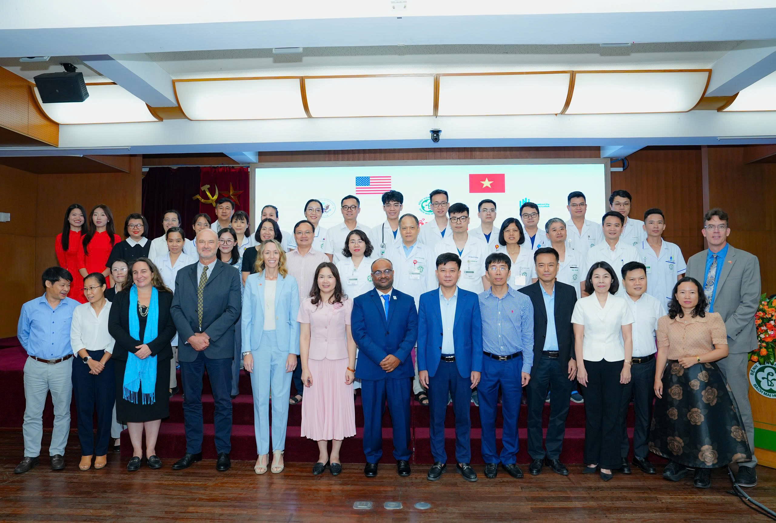 1.500 người 'hồi sinh' sau đột quỵ nhờ nguồn lực hỗ trợ chăm sóc y tế, đào tạo phục hồi chức năng- Ảnh 4. 1.500 người 'hồi sinh' sau đột quỵ nhờ nguồn lực hỗ trợ chăm sóc y tế, đào tạo phục hồi chức năng- Ảnh 4.