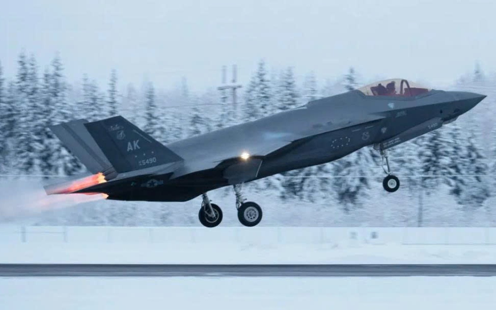 Tiêm kích F-35 Italia đối đầu vận tải cơ Nga ở vùng Baltic- Ảnh 2.