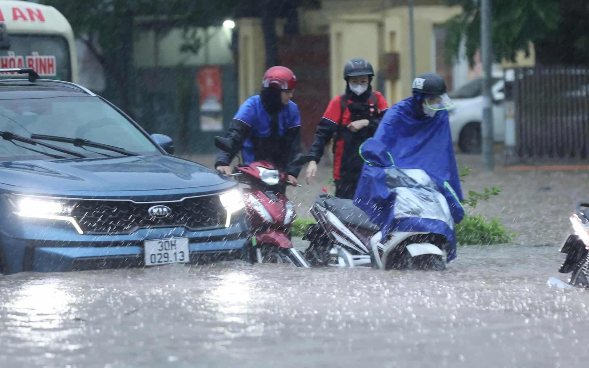 Hà Nội mưa lũ gây thiệt hại nghiêm trọng