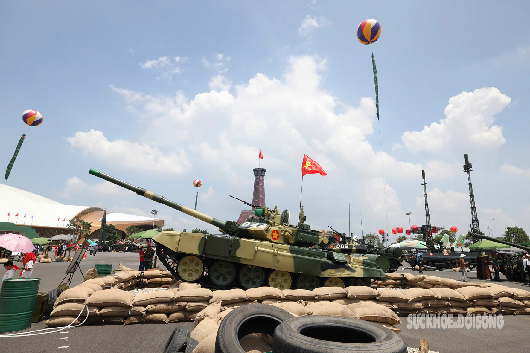 Người dân 'mắt thấy, tay sờ' dàn khí tài 'khủng' tại Triển lãm thành tựu đất nước- Ảnh 6. Người dân 'mắt thấy, tay sờ' dàn khí tài 'khủng' tại Triển lãm thành tựu đất nước- Ảnh 6.