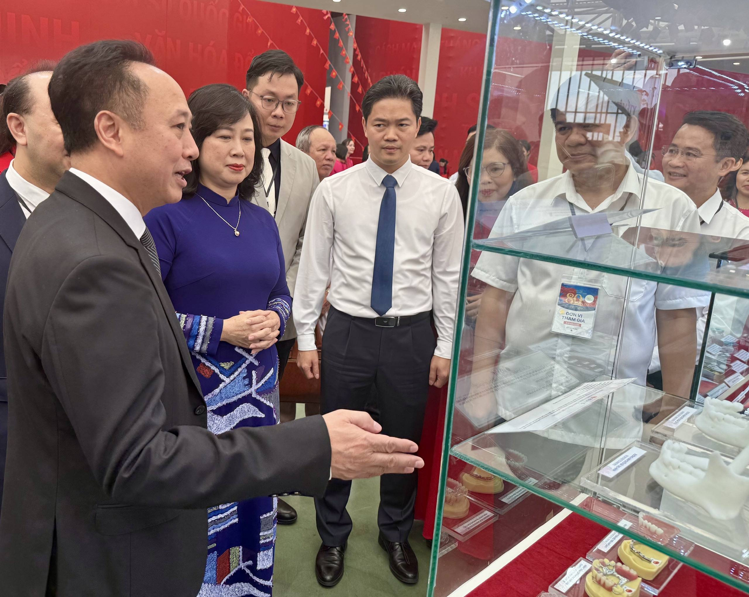 Lãnh đạo Bộ Y tế cùng nhiều bộ, ngành thăm gian triển lãm 'Y tế Việt Nam - Hành trình 80 năm vì sức khỏe Nhân dân'- Ảnh 6. Lãnh đạo Bộ Y tế cùng nhiều bộ, ngành thăm gian triển lãm 'Y tế Việt Nam - Hành trình 80 năm vì sức khỏe Nhân dân'- Ảnh 6.