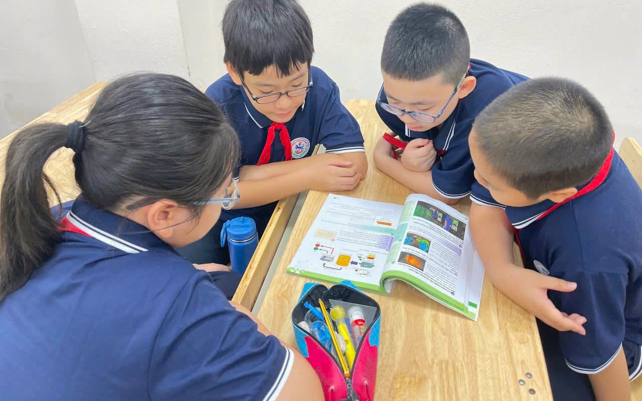 Sách giáo khoa giả vẫn tồn tại, phụ huynh cần biết cách phân biệt