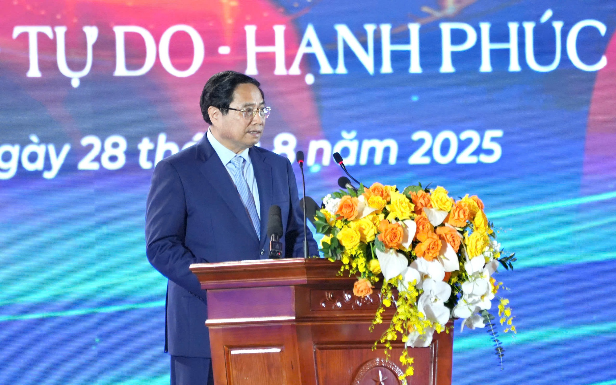 Mục sở thị Triển lãm thành tựu đất nước "80 năm Hành trình Độc lập – Tự do – Hạnh phúc" ngày đầu mở cửa- Ảnh 13. Thủ tướng: Triển lãm thành tựu đất nước được thiết kế khoa học, hiện đại, chuyên nghiệp, nội dung lôi cuốn