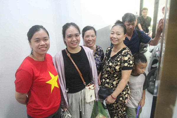 Người phụ nữ cho người lạ ở miễn phí chờ xem diễu binh, diễu hành: 'Tôi vẫn luôn sẵn sàng mở cửa đón chào'- Ảnh 1. Người phụ nữ cho người lạ ở miễn phí chờ xem diễu binh, diễu hành: 'Tôi vẫn luôn sẵn sàng mở cửa đón chào'- Ảnh 1.