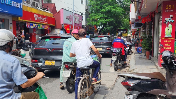 Ô tô bất ngờ ‘sụt hố’ trên phố Đội Cấn, Hà Nội- Ảnh 4.