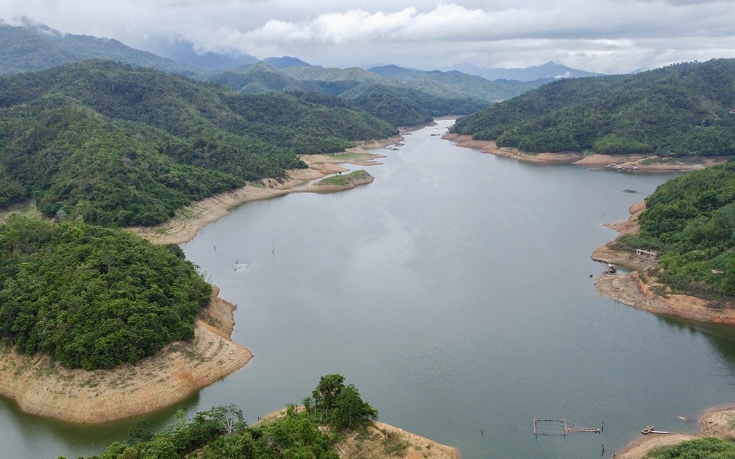 Nghệ An: Gỗ, rác phủ khắp mặt hồ thủy điện- Ảnh 15. Nghệ An: Gỗ, rác phủ khắp mặt hồ thủy điện- Ảnh 15.