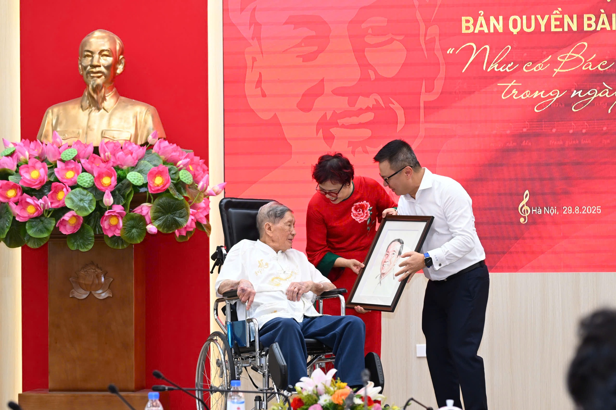 Con gái nhạc sĩ Phạm Tuyên tiết lộ bất ngờ liên quan đến bố và ca khúc 'Như có Bác trong ngày đại thắng'- Ảnh 3.