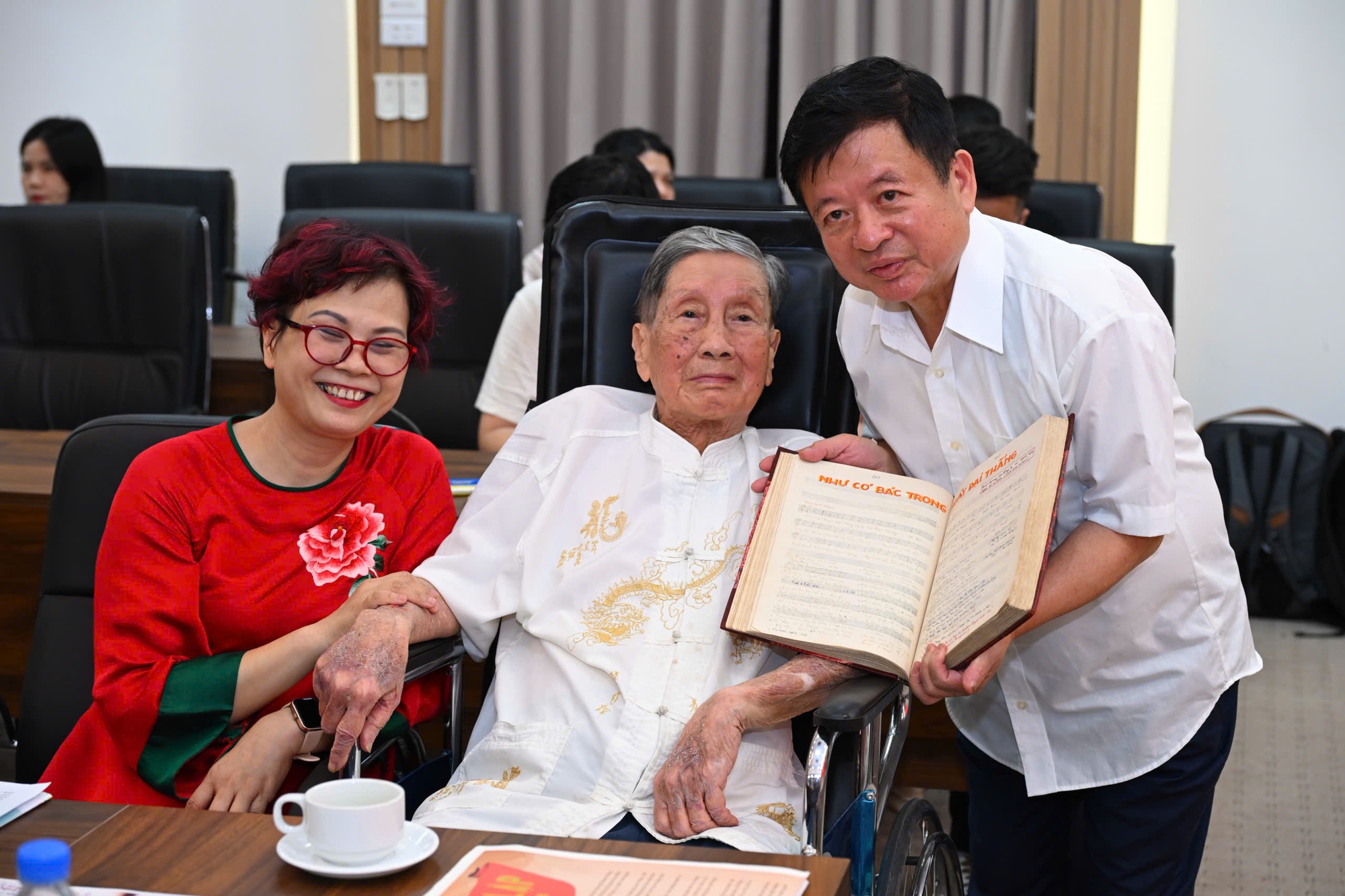 Con gái nhạc sĩ Phạm Tuyên tiết lộ bất ngờ liên quan đến bố và ca khúc 'Như có Bác trong ngày đại thắng'- Ảnh 4.