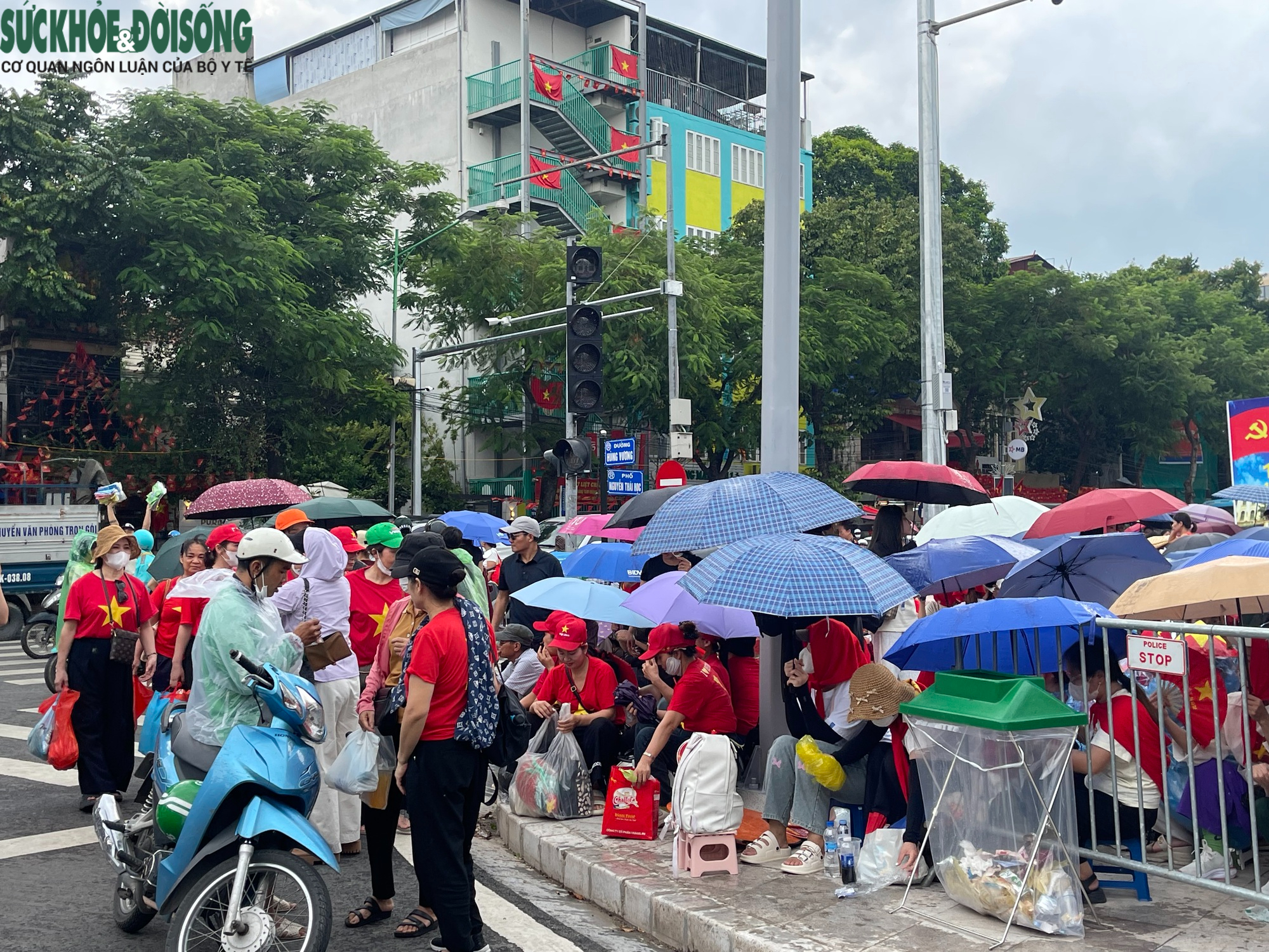 Người dân 'đội mưa', căng bạt từ chiều chờ xem tổng duyệt A80- Ảnh 1.