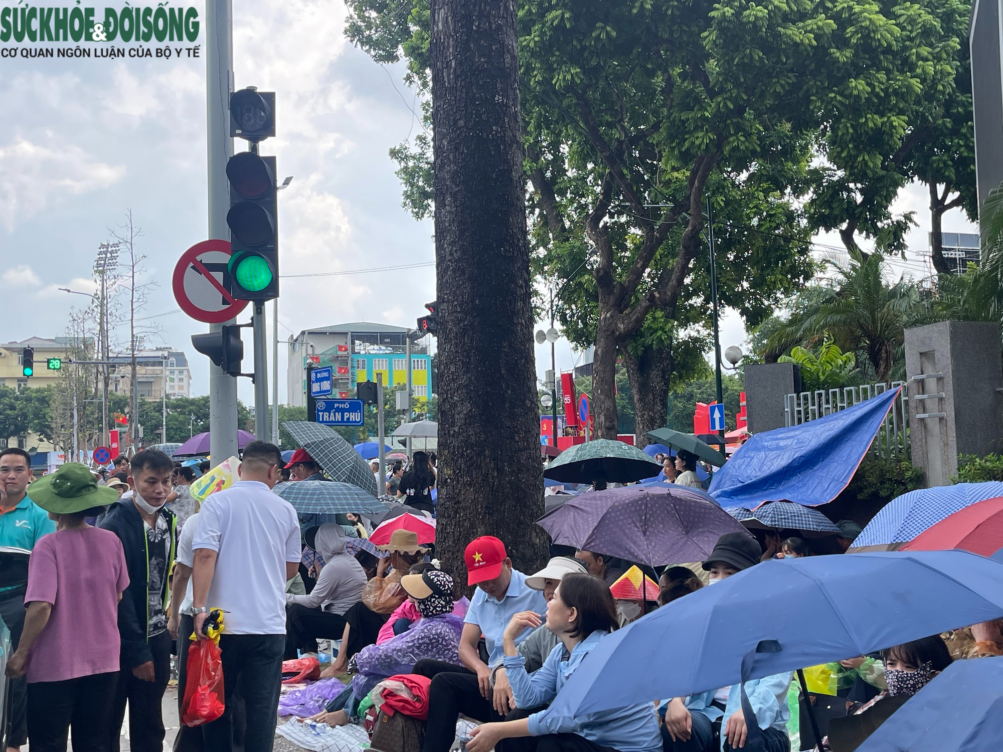 Người dân 'đội mưa', căng bạt từ chiều chờ xem tổng duyệt A80- Ảnh 2.