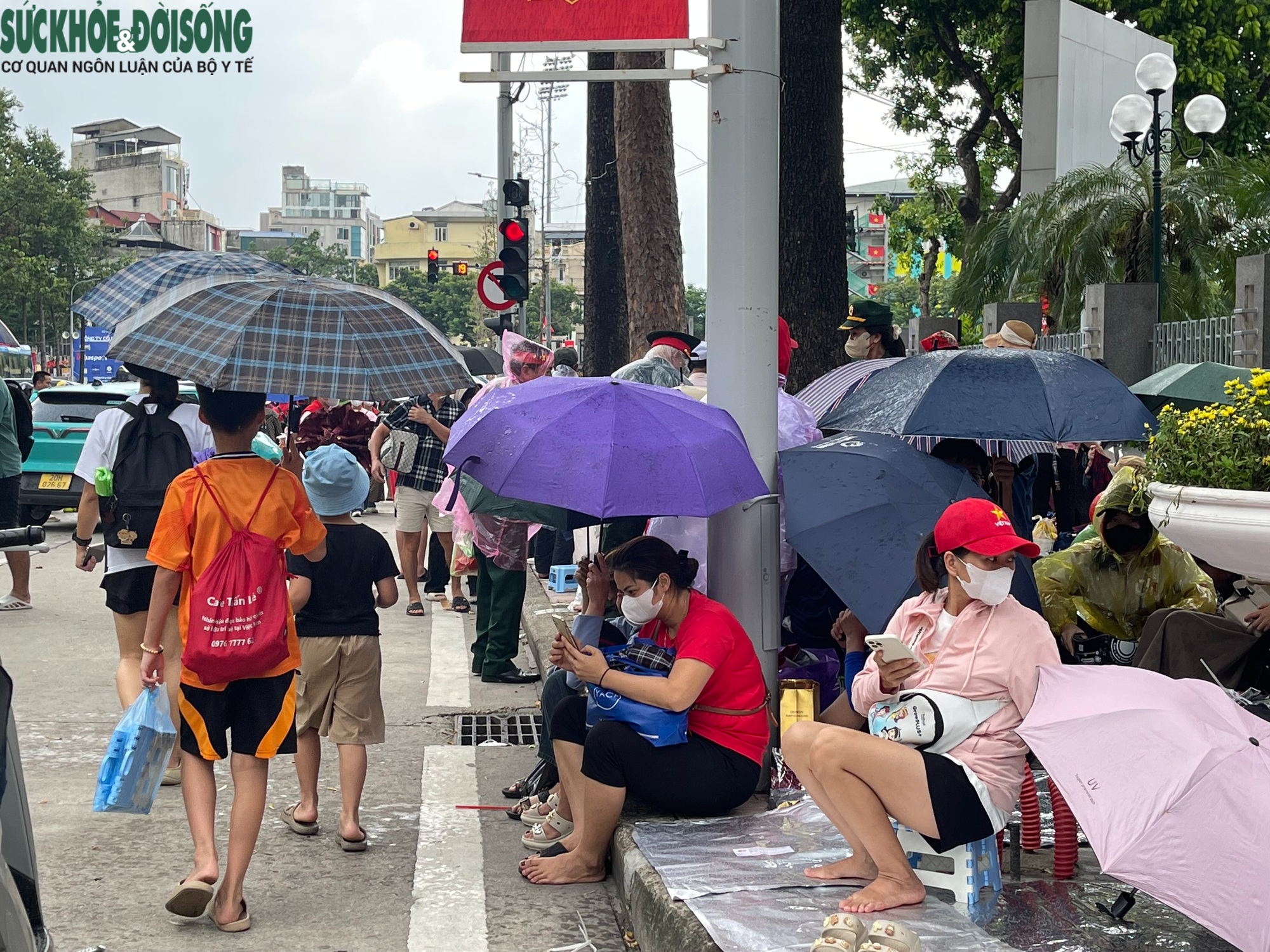 Người dân 'đội mưa', căng bạt từ chiều chờ xem tổng duyệt A80- Ảnh 3.