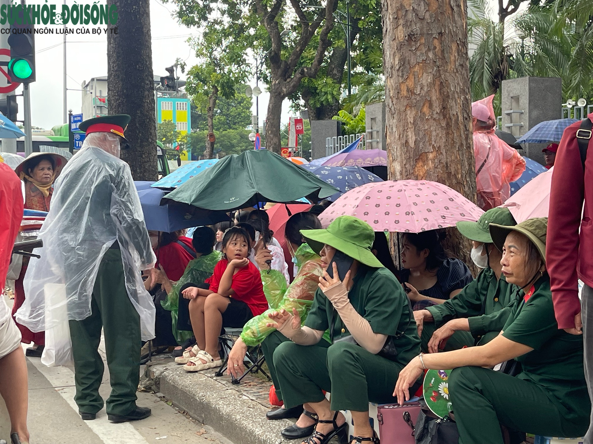 Người dân 'đội mưa', căng bạt từ chiều chờ xem tổng duyệt A80- Ảnh 5.