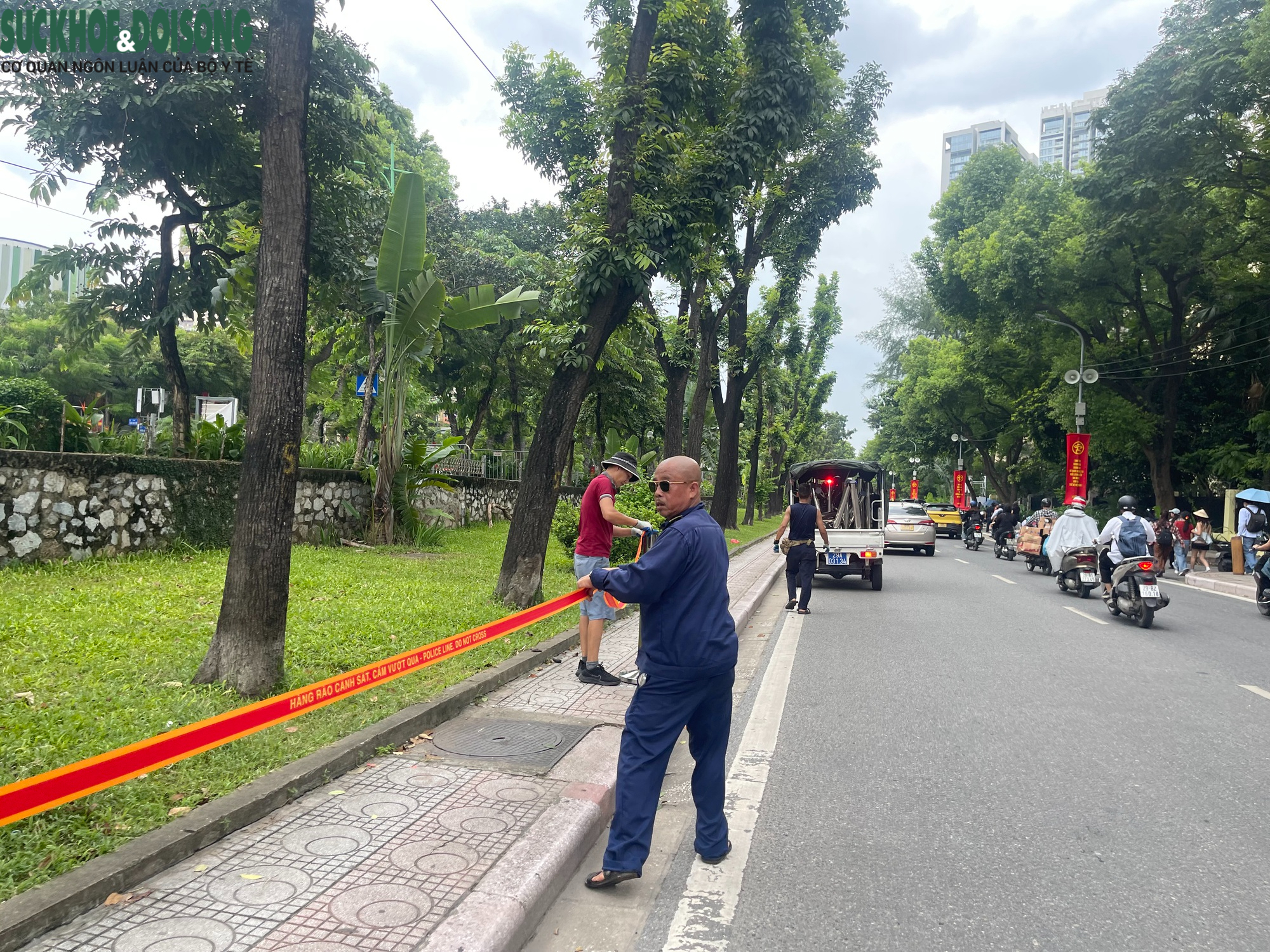 Người dân 'đội mưa', căng bạt từ chiều chờ xem tổng duyệt A80- Ảnh 10.
