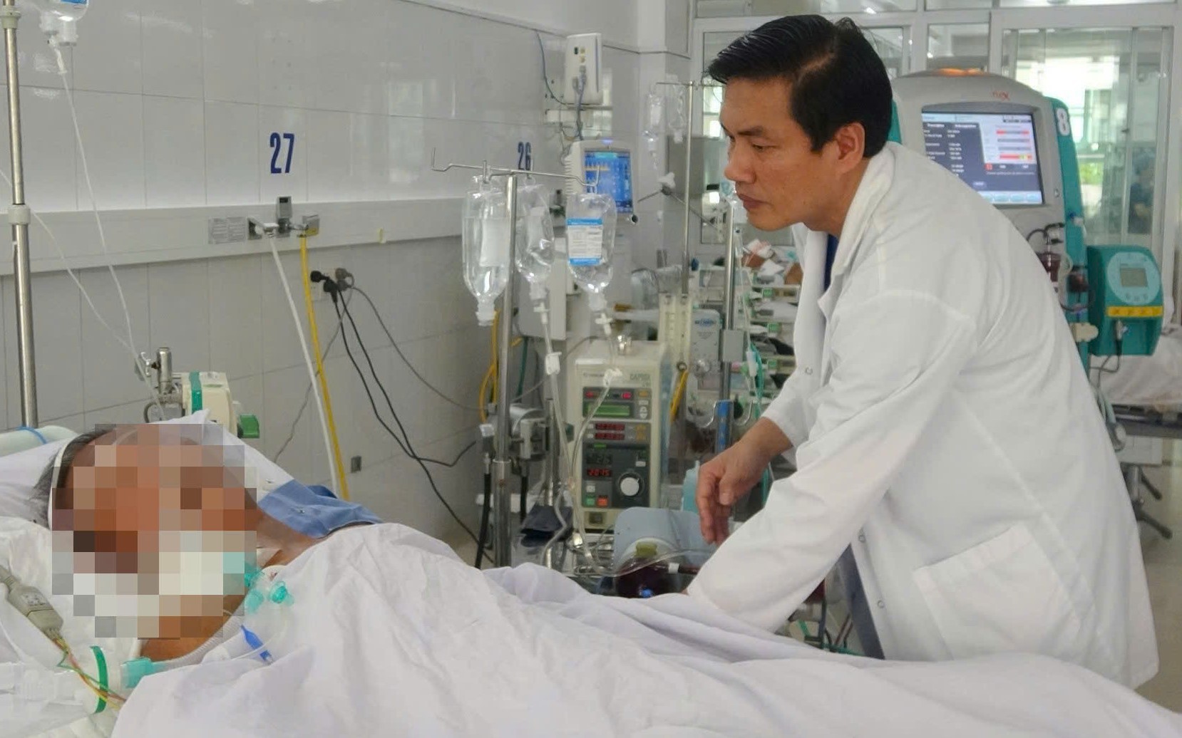 Video 'kéo' lại sự sống cho người đàn ông ngưng tim khi vừa một mình tới khoa cấp cứu- Ảnh 1.