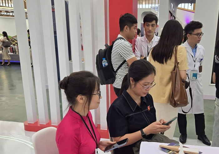 Hàng ngàn người dân thăm quan, trải nghiệm khám bệnh tại Triển lãm 'Y tế Việt Nam - Hành trình 80 năm vì sức khỏe Nhân dân'- Ảnh 5.