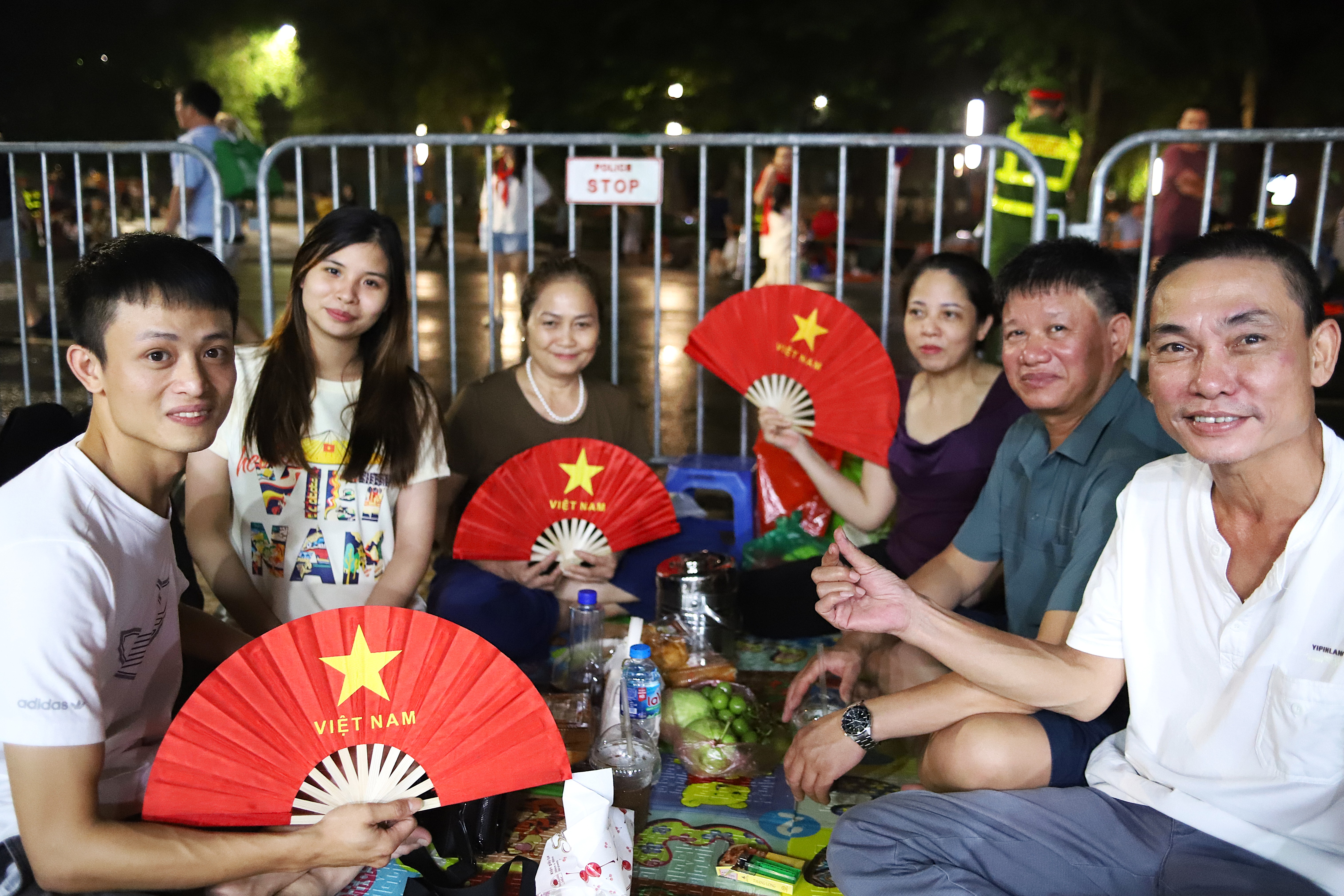 Đêm không ngủ ở Hà Nội: Cựu chiến binh, sinh viên háo hức đón chờ tổng duyệt diễu binh- Ảnh 2. Đêm không ngủ ở Hà Nội: Cựu chiến binh, sinh viên háo hức đón chờ tổng duyệt diễu binh- Ảnh 2.
