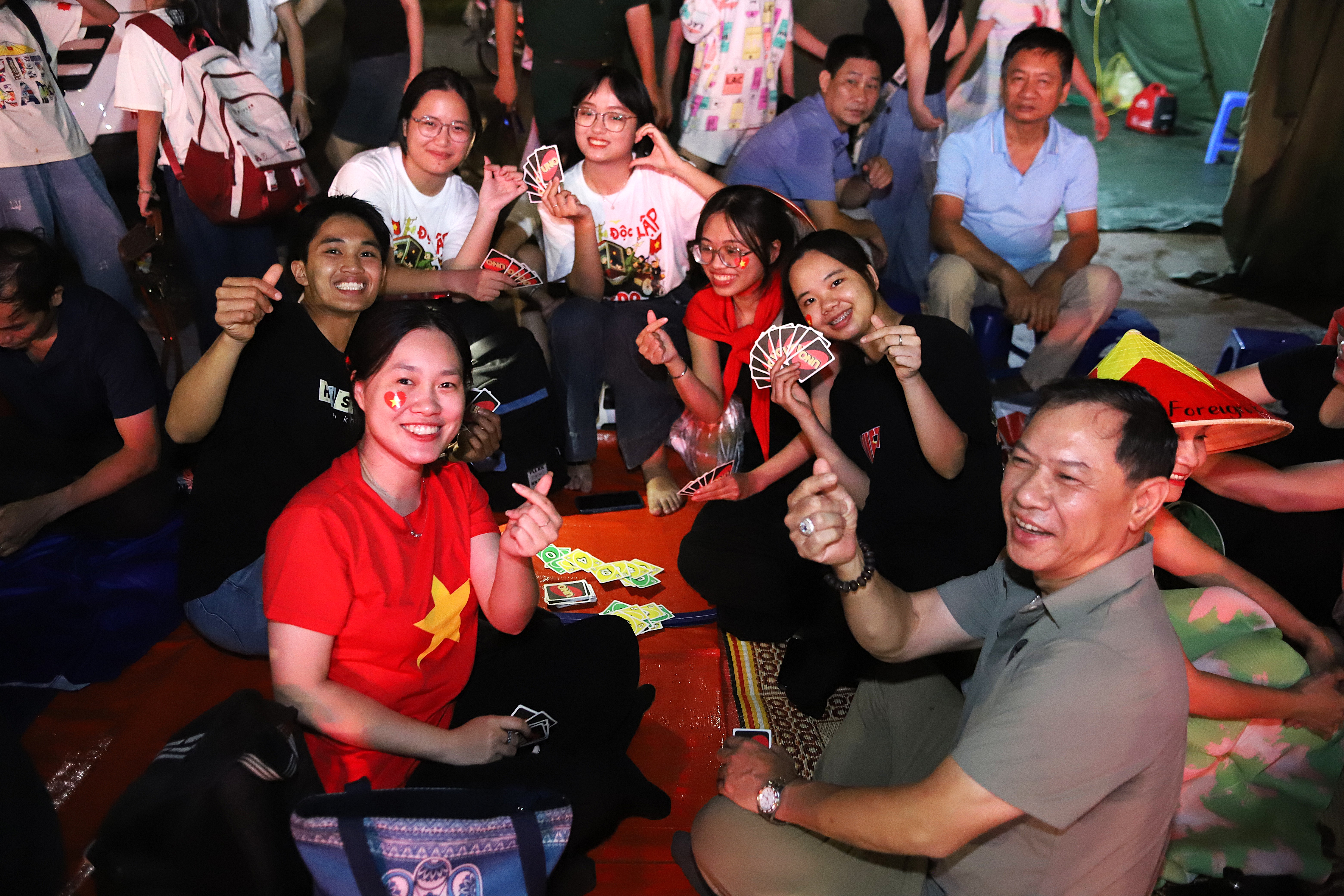 Đêm không ngủ ở Hà Nội: Cựu chiến binh, sinh viên háo hức đón chờ tổng duyệt diễu binh- Ảnh 3. Đêm không ngủ ở Hà Nội: Cựu chiến binh, sinh viên háo hức đón chờ tổng duyệt diễu binh- Ảnh 3.