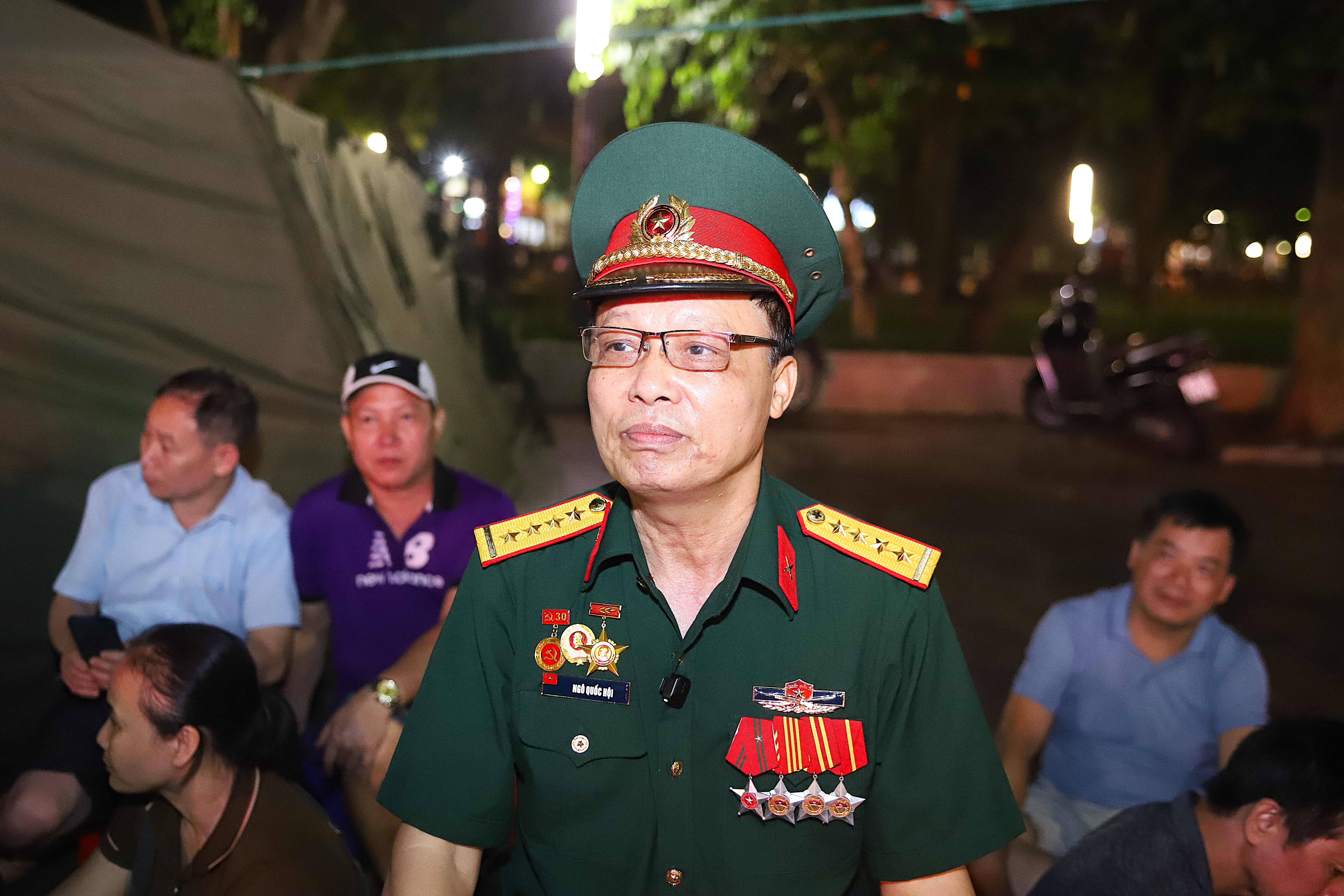 Đêm không ngủ ở Hà Nội: Cựu chiến binh, sinh viên háo hức đón chờ tổng duyệt diễu binh- Ảnh 4. Đêm không ngủ ở Hà Nội: Cựu chiến binh, sinh viên háo hức đón chờ tổng duyệt diễu binh- Ảnh 4.