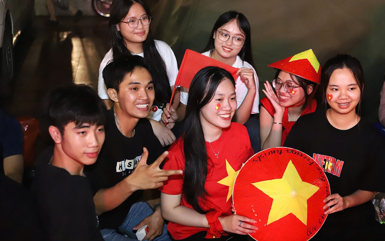 Đêm không ngủ ở Hà Nội: Cựu chiến binh, sinh viên háo hức đón chờ tổng duyệt diễu binh