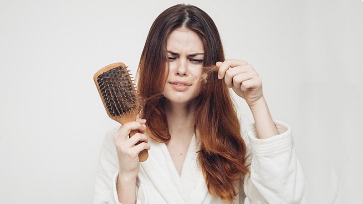 Các phương pháp chữa trị rụng tóc và tác dụng phụ nên biết- Ảnh 1. Thường Xuyên Đau Đầu Rụng Tóc Là Bệnh Gì? Cách Trị Khỏi Nhanh?