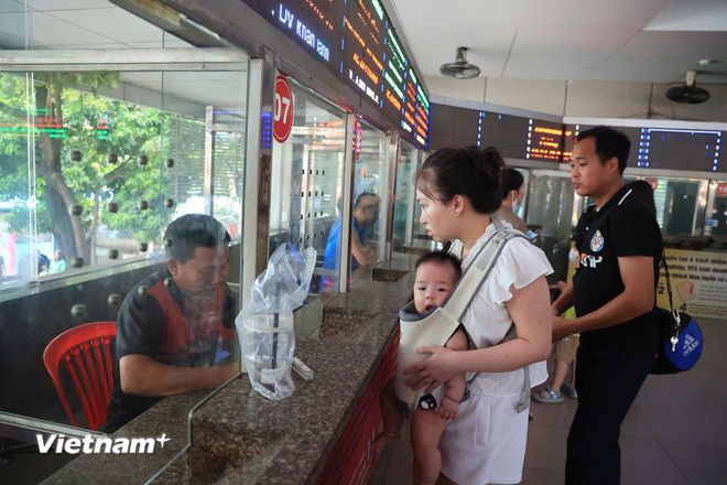 Bến xe Hà Nội vắng vẻ, khách bay tăng cao trước ngày nghỉ lễ Quốc khánh 2/9- Ảnh 3. Bến xe Hà Nội vắng vẻ, khách bay tăng cao trước ngày nghỉ lễ Quốc khánh 2/9- Ảnh 3.
