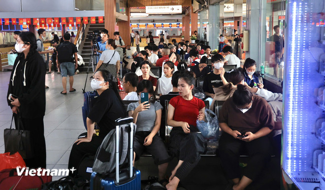 Bến xe Hà Nội vắng vẻ, khách bay tăng cao trước ngày nghỉ lễ Quốc khánh 2/9- Ảnh 4. Bến xe Hà Nội vắng vẻ, khách bay tăng cao trước ngày nghỉ lễ Quốc khánh 2/9- Ảnh 4.
