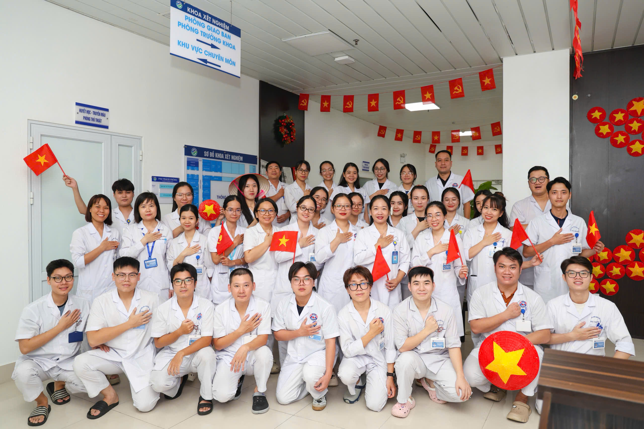 Hải Phòng rực rỡ cờ hoa, thầy trò và y bác sĩ hân hoan mừng 80 năm Quốc khánh- Ảnh 16. Hải Phòng rực rỡ cờ hoa, thầy trò và y bác sĩ hân hoan mừng 80 năm Quốc khánh- Ảnh 16.