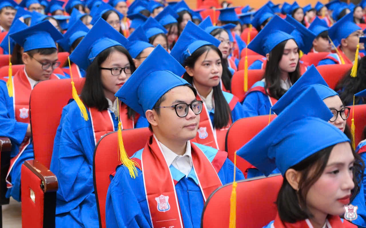 Khóa bác sĩ &quot;đặc biệt&quot; của Trường Đại học Y Hà Nội nhận bằng tốt nghiệp