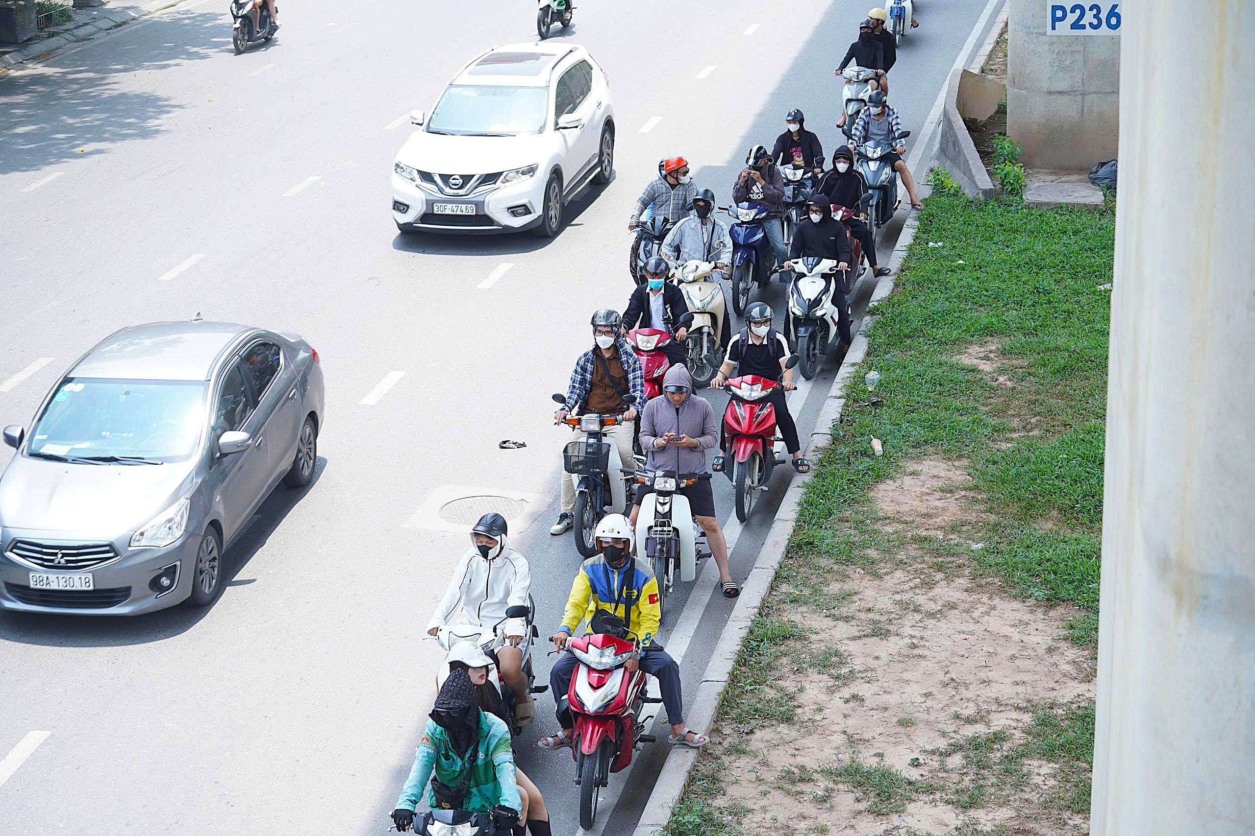 Người Hà Nội 'quay cuồng' với cái nắng như thiêu như đốt- Ảnh 3. Người Hà Nội 'quay cuồng' với cái nắng như thiêu như đốt- Ảnh 3.