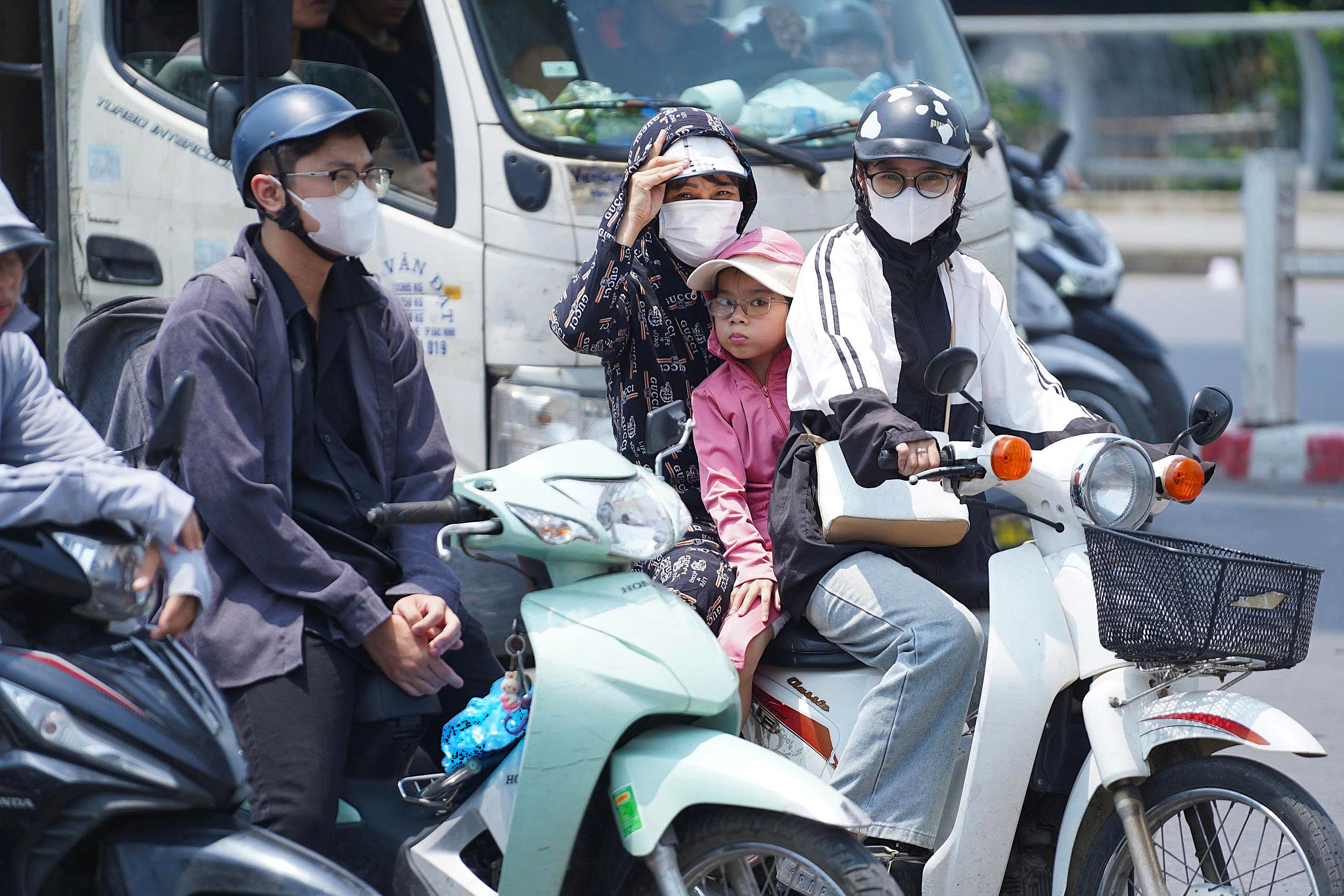Người Hà Nội 'quay cuồng' với cái nắng như thiêu như đốt- Ảnh 6. Người Hà Nội 'quay cuồng' với cái nắng như thiêu như đốt- Ảnh 6.
