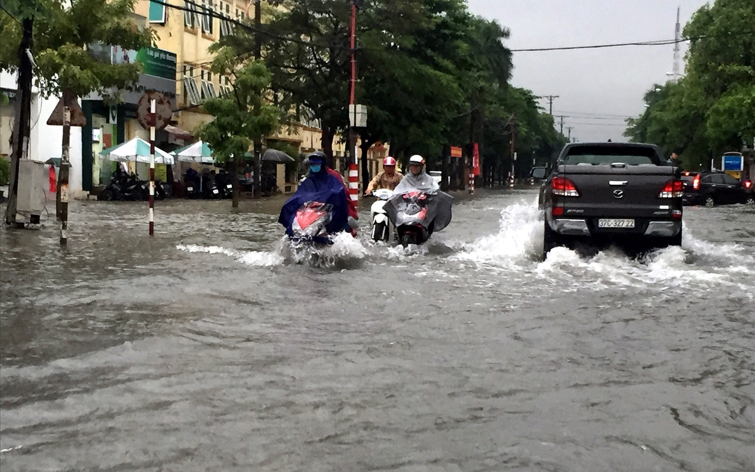 Cảnh báo mưa dông, lốc sét, gió giật mạnh vào chiều tối nay